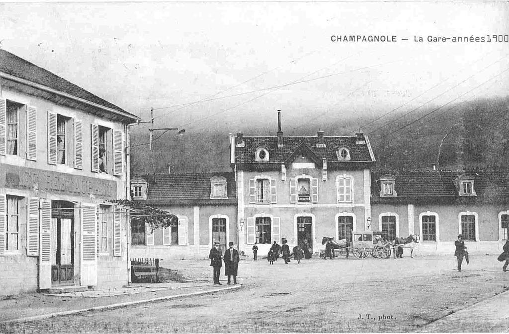 Cafe Hotel De La Gare ชอมปาญโญล ภายนอก รูปภาพ