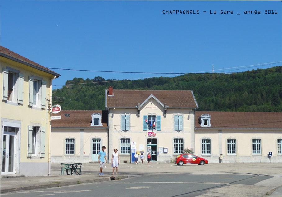 Cafe Hotel De La Gare ชอมปาญโญล ภายนอก รูปภาพ