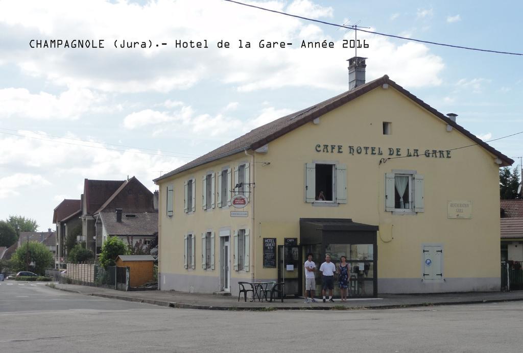 Cafe Hotel De La Gare ชอมปาญโญล ภายนอก รูปภาพ