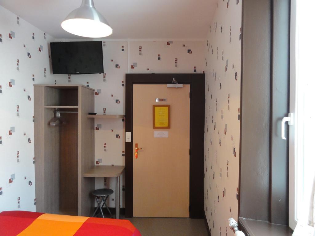 Cafe Hotel De La Gare ชอมปาญโญล ภายนอก รูปภาพ