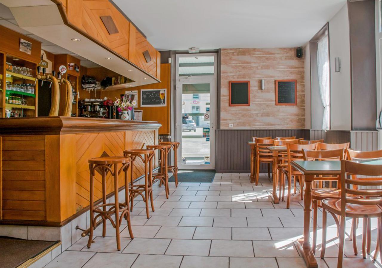 Cafe Hotel De La Gare ชอมปาญโญล ภายนอก รูปภาพ