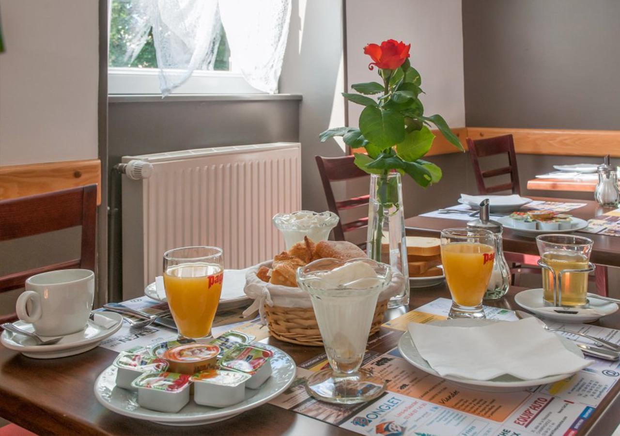 Cafe Hotel De La Gare ชอมปาญโญล ภายนอก รูปภาพ